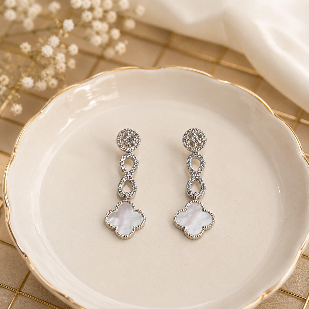 Infinity Clover Pearl Drops